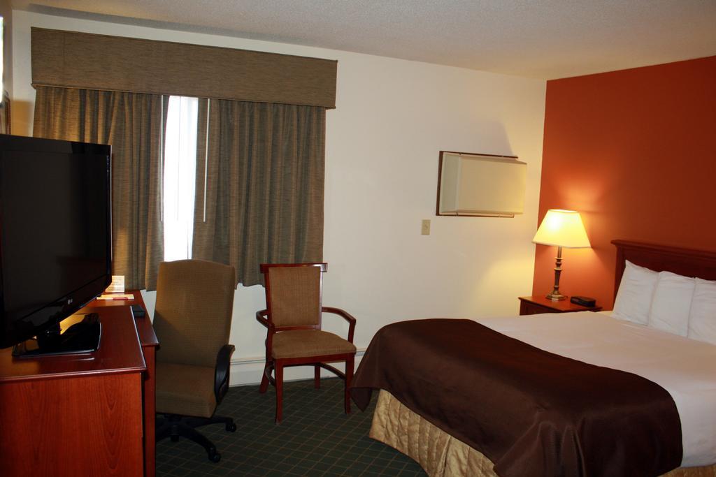 Hotel Americinn By Wyndham Rogers
